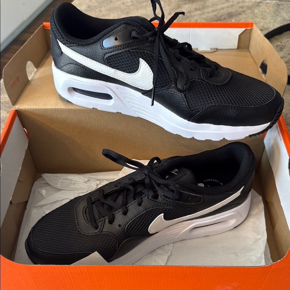 NIB Nike women’s Black and White Sneakers sz 9.5